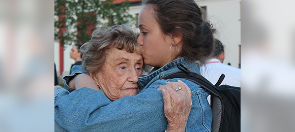 Rose Lipszyc hugs her granddaugher, Tara Hofbauer.